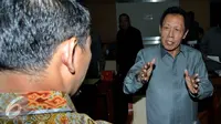Kepala BIN Sutiyoso (kanan) terlihat berbincang usai rapat kerja dengan Komisi I DPR, Jakarta, Kamis (10/9/2015). Rapat membahas anggaran BIN dan isu-isu aktual intelejen Indonesia. (Liputan6.com/Johan Tallo)