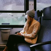 Pemerintah telah menerbitkan aturan terbaru bagi pelaku perjalanan antar daerah saat nataru. (Pexels/annashvets).