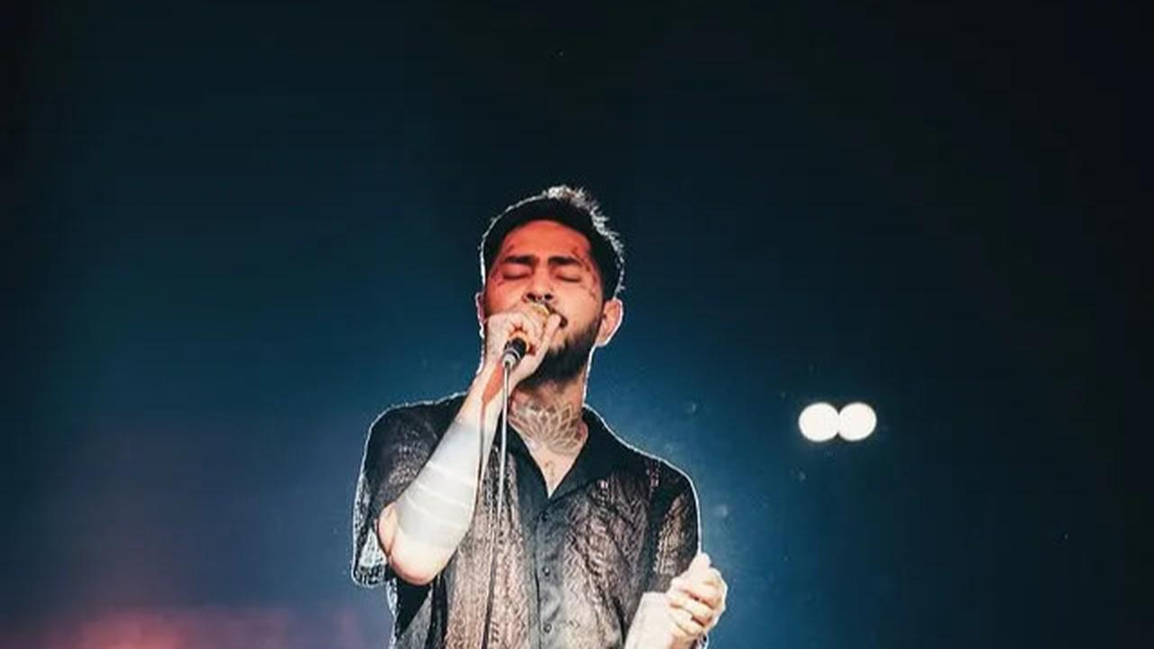 Onadio Leonardo sedang di atas panggung