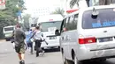 Sejumlah pewarta mengejar ambulan yang membawa jenazah Duo Bali Nine ke Bandara Soekarno-Hatta, Jakarta, Jumat (1/5/2015).  Keduanya akan diberangkatkan ke Australia menggunakan pesawat Qantas Airways. (Liputan6.com/Helmi Afandi)