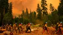 Tim pemadam kebakaran Plumas Hotshots berjalan dari garis kebakaran selama kebakaran Taman di daerah Mill Creek, Tehama County, California, 7 Agustus 2024. (JOSH EDELSON/AFP)