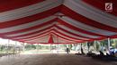 Pekerja menyelesaikan pemasangan tenda untuk relawan di Jalan Setiabudi, Medan, Senin (20/11). Sebanyak 14 tenda sedang dalam tahap penggarapan yang dikhususkan untuk undangan ngunduh mantu Kahiyang-Bobby dari kalangan relawan. (Liputan6.com/Aditaya Eka)
