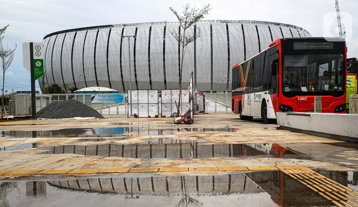 <p>Bus Transjakarta menunggu penumpang di Jakarta International Stadium (JIS) di Tanjung Priok, Selasa (1/3/2022). PT Transportasi Jakarta (Transjakarta) mulai melakukan uji coba layanan non bus rapid transit (non BRT) rute 14 yang melayani trayek Stadion JIS - Senen. (Liputan6.com/Herman Zakharia)</p>