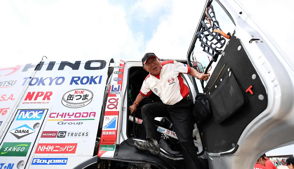 Pembalap Hino Yoshimasa Sugawara dari Jepang keluar dari truknya saat melakukan pemeriksaan teknis jelang Reli Dakar 2018 di Lima, Peru (3/1). Hino satu-satunya brand truk asal Jepang yang ambil bagian dalam edisi ke-40 Reli Dakar. (AFP Photo/Franck Fife)