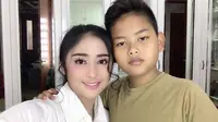 Jarang Tersorot, Ini 7 Momen Kebersamaan Dewi Perssik dan Anak Angkatnya