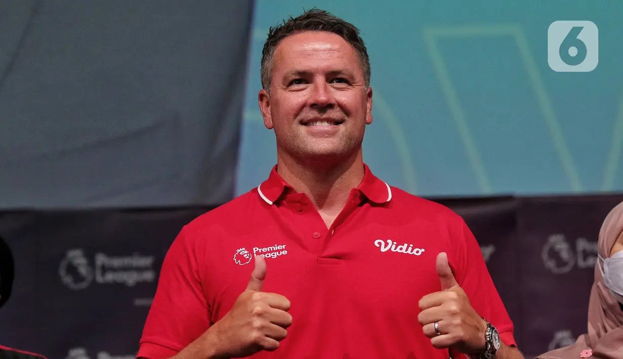 Mantan penyerang Liverpool dan Manchester United (MU) Michael Owen menyapa para penggemar di Indonesia saat meet and greet di Gedung SCTV Tower, Jakarta, Minggu (21/8/2022). Dalam acara #owenkevidio meet and greet with Michael Owen menceritakan pengalaman terbaiknya dalam dunia sepak bola kepada para penggemar serta berfoto bersama. (Liputan6.com/Angga Yuniar)