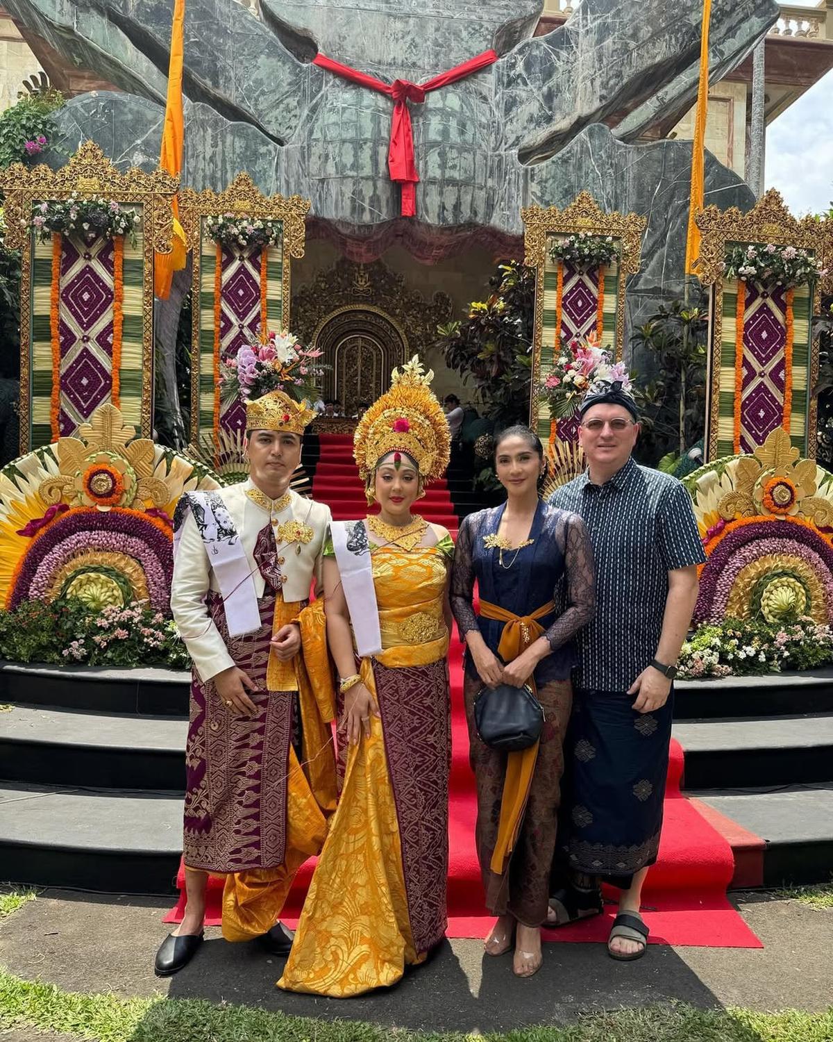 Potret Maudy Koesnadi Kenakan Kebaya Bali yang Selalu Cantik