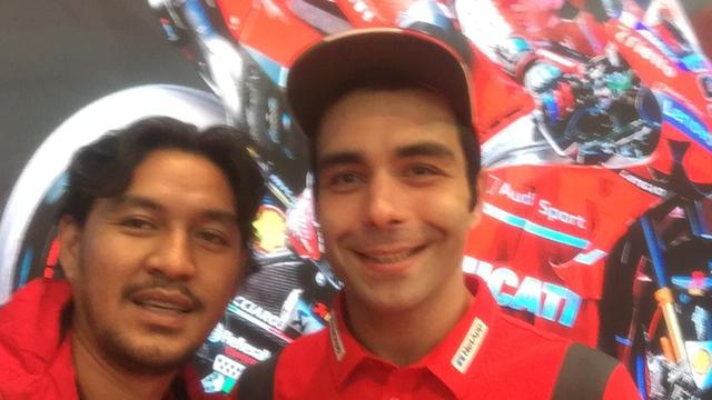 Pembalap Ducati, Danilo Petrucci saat membagi-bagikan tanda tangan di acara EICMA 2019