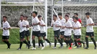 Sesi latihan Timnas Indonesia U-16 di Lapangan UII, Sleman (18/2/2020). (Bola.com/Vincentius Atmaja)