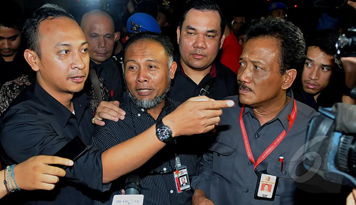 Wakil Ketua KPK, Bambang Widjojanto keluar sekitar pukul 23.30 WIB, dengan didampingi kuasa hukumnya, Jakarta, Selasa, (4/2/2015). (Liputan6.com/JohanTallo)