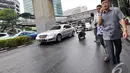 Tri Yulianto terus berjalan menghindari para wartawan usai diperiksa KPK sebagai saksi, Jakarta, Selasa (16/12/2014). (Liputan6.com/Miftahul Hayat)
