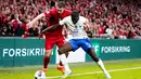 Pemain Denmark Pierre-Emile Hojbjerg (kiri) berebut bola dengan pemain pemain Prancis Dayot Upamecano (kanan) pada pertandingan sepak bola UEFA Nations League di Parken Stadium, Kopenhagen, Denmark, 25 September 2022. Denmark mengalahkan Prancis dengan skor 2-0. (Liselotte Sabroe/Ritzau Scanpix via AP)