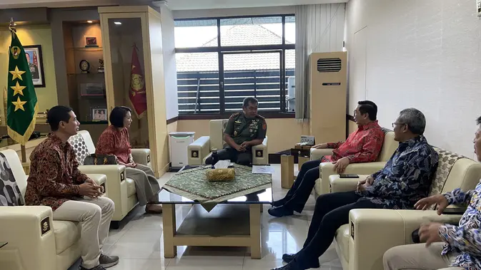 Pangkostrad Letjen TNI Maruli Simanjuntak menerima kunjungan silaturahmi pimpinan SCM Group di Markas Kostrad, Jakarta Pusat. (/Muhammad Radityo Proyasmoro)