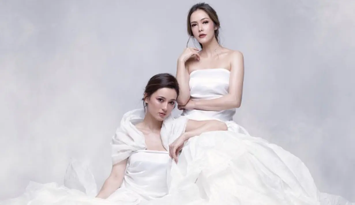 Kakak beradik ini juga kerap melakukan sesi pemotretan bersama. Cathy Sharon dan Julie Estelle semakin terlihat kompak saat keduanya menjalani sesi pemotretan dengan mengenakan dress bernuansa putih. (Liputan6.com/IG/@julstelle)