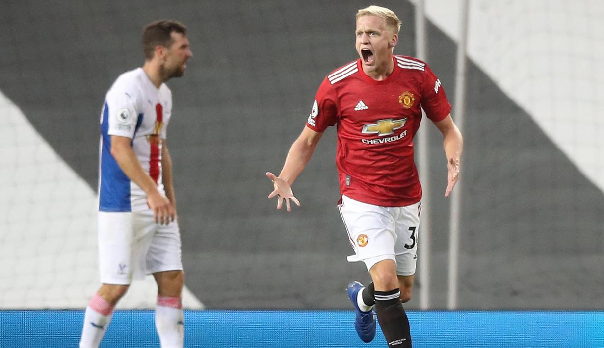 Donny van de Beek hanya mampu tampil empat kali menjadi starter di MU pada musim lalu. Namun dirinya tak menyerah dan melakukan perubahan, salah satunya pada fisik. Van de Beek juga mampu tampil apik di lini tengah bersama Nemanja Matic ketika melawan Everton. (Foto: AFP/Pool/Martin Rickett)