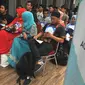 Peserta saat menunggu giliran dalam audisi Q Academy di studio 1 Indosiar, Jakarta, Sabtu (14/5). Menjelang bulan Ramadhan, Indosiar mengadakan pencarian bakat dalam hal dunia tarik suara melatunkan lagu-lagu Islami. (Liputan6.com/Gempur M Surya)