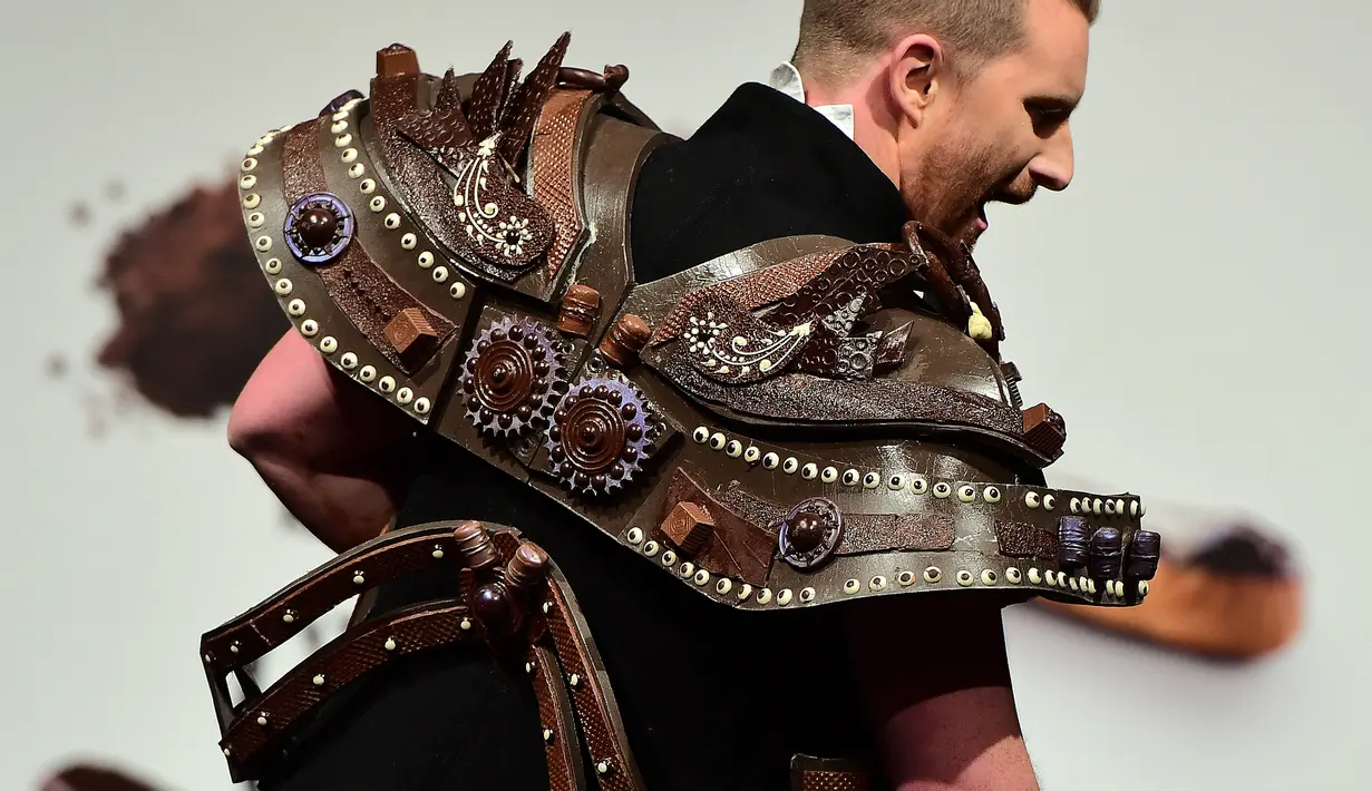 Detail busana berbahan cokelat yang digunakan seorang model pada festival cokelat "Salon du Chocolat" di Ibu Kota Belgia, Brussels, Kamis (9/2). (AFP PHOTO/Emmanuel DUNAND)