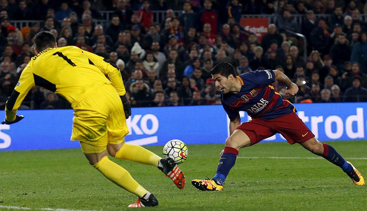 Striker Barcelona, Luis Suarez, berupaya mengecoh kiper Sevilla, Sergio Rico. Kekalahan ini membuat Sevilla tertahan di peringkat kelima klasemen La Liga. (Reuters/Albert Gea)