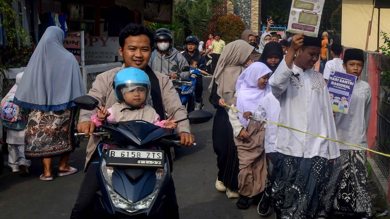 FOTO: Meriah! Siswa Merayakan Hari Santri dengan Doa dan Pawai Kebersamaan
