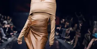 Cathy Sharon masih punya pesona yang memikat di usia 42 tahun dengan tampil bak supermodel di runway [@cathysharon]