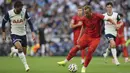 Pemain Bayern Munchen, Harry Kane (kanan) mengontrol bola pada laga persahabatan melawan Tottenham Hotspur di Tottenham Hotspur Stadium, London, Inggris, Minggu (11/08/2024) dini hari WIB. (AP Photo/PA/Bradley Collyer)