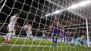 Pemain Bayern Munchen Joshua Kimmich (kedua kiri) melakukan selebrasi usai mencetak gol ke gawang Barcelona pada pertandingan perempat final Liga Champions di Stadion Luz, Lisbon, Portugal, Jumat (14/8/2020). Bayern Munchen membantai Barcelona dengan skor 8-2. (AP Photo/Manu Fernandez/Pool)