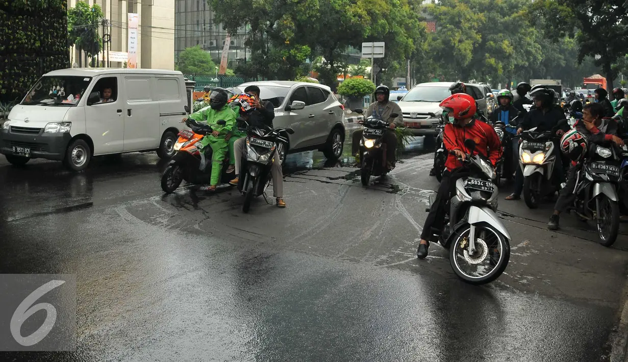 Pengendara sepeda motor berteduh di bawah flyover saat hujan turun, Jakarta, Rabu (13/7). Petugas kepolisian akan menerapkan tilang dengan denda maksimal Rp250.000 untuk pengendara yang berteduh di bawah flyover. (Liputan6.com/Gempur M Surya) 