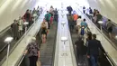 Warga mengenakan masker menggunakan eskalator di stasiun kereta bawah tanah di Moskow, Rusia (23/6/2020). Rusia melaporkan 7.425 kasus COVID-19 dalam 24 jam terakhir, sehingga totalnya menjadi 599.705, demikian disampaikan pusat tanggap COVID-19 negara tersebut. (Xinhua/Alexander Zemlianichenko Jr)
