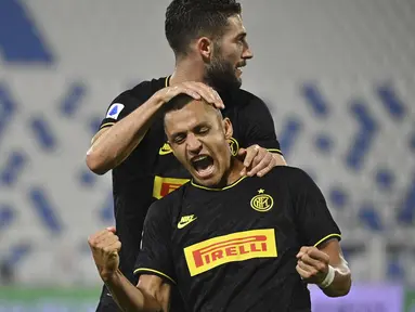 Penyerang Inter Milan, Alexis Sanchez, merayakan gol yang dicetaknya ke gawang SPAL pada laga lanjutan Serie A pekan ke-33 di Stadio Paolo Mazza, Jumat (17/7/2020) dini hari WIB. Inter Milan menang 4-0 atas SPAL.  (Massimo Paolone/LaPresse via AP)