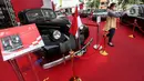 Pengunjung berswafoto dengan latar belakang salah satu mobil kepresidenan yang dipamerkan di Gedung Sarinah, Jakarta Pusat, Kamis (18/8/2022). Pameran dalam rangka Hari Ulang Tahun ke-77 Kemerdekaan Republik Indonesia ini digelar hingga 22 Agustus mendatang dan memamerkan mobil kepresidenan dari Era Presiden Soekarno hingga Presiden Joko Widodo. (Liputan6.com/Johan Tallo)