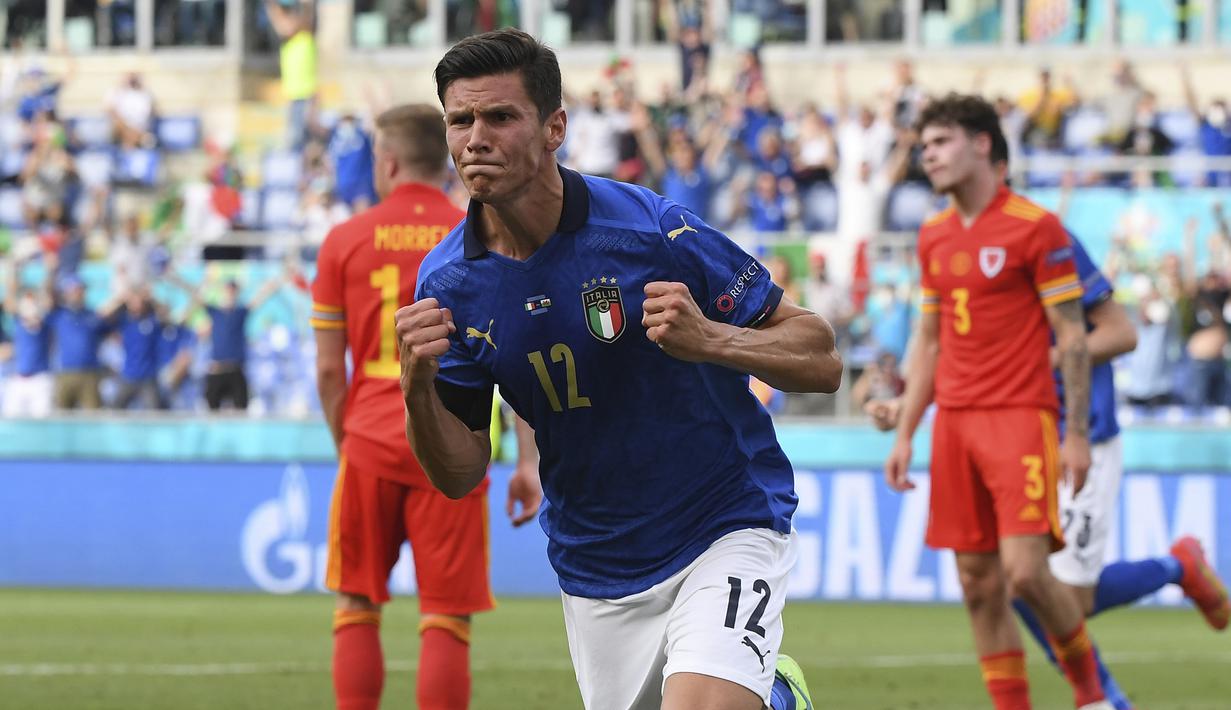 Timnas Italia memetik kemenangan ketiganya saat mengalahkan Wales 1-0, Minggu (20/6/2021) malam WIB dalam laga terakhir Grup A Euro 2020 (Euro 2021) di Olimpico Stadium, Roma. Italia lolos ke 16 Besarsebagai juara grup dengan poin 9 diikuti Wales sebagai runner-up. (Foto: AP/Pool/Alberto Lingria)