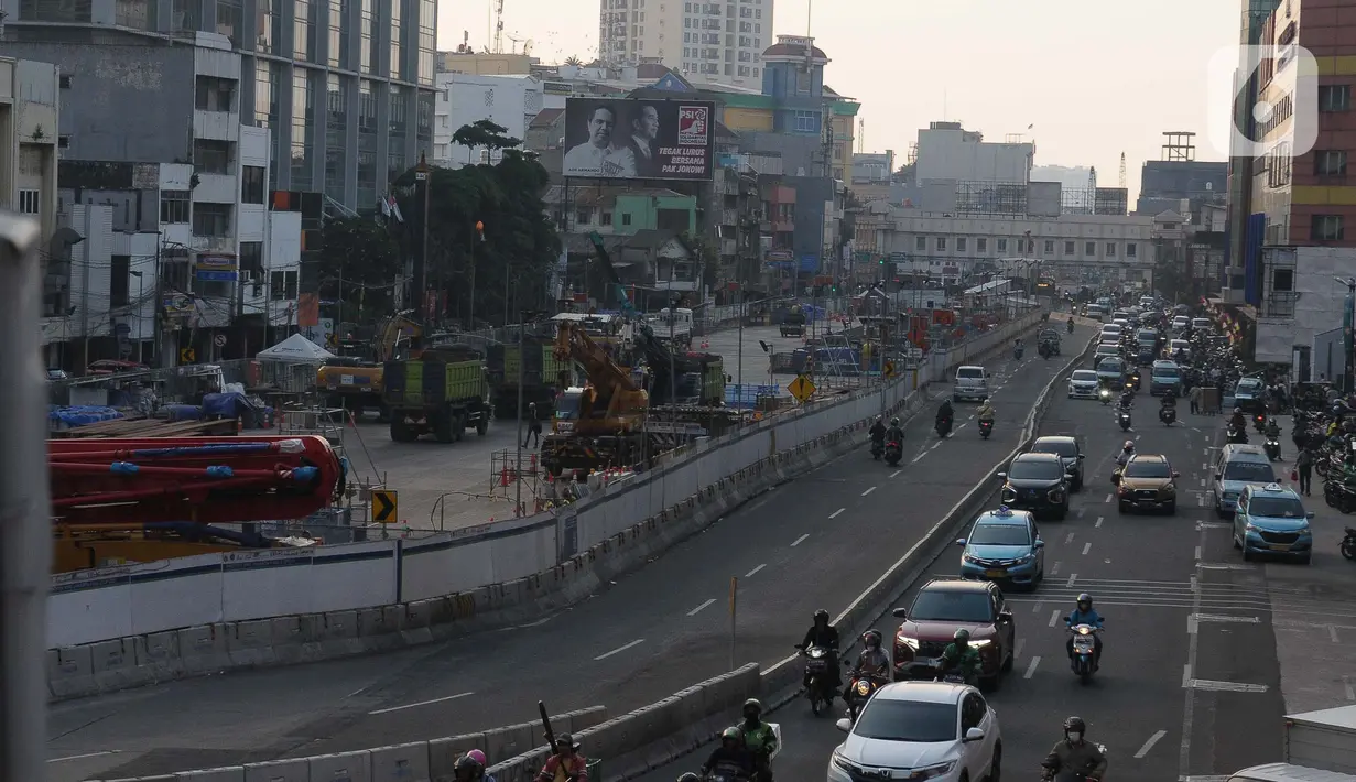 Fase 2A tersebut dibagi menjadi dua segmen, yaitu segmen satu Bundaran HI-Harmoni yang ditargetkan selesai pada 2027, dan segmen dua Harmoni-Kota yang ditargetkan selesai pada 2029. Fase 2B MRT Jakarta yang rencananya melanjutkan dari Kota sampai dengan Depo Ancol Barat masih dalam tahap studi kelayakan (feasibility study). (merdeka.com/Imam Buhori)