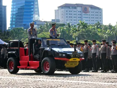 Kapolri Jenderal Listyo Sigit Prabowo saat memimpin Apel Gelar Pasukan Operasi Ketupat 2023 di Lapangan Monas, Jakarta, Senin (17/4/2023). Operasi Ketupat 2023 yang merupakan gabungan anggota Polri dan TNI berlangsung mulai 17 April sampai 1 Mei 2023. (merdeka.com/Iqbal S. Nugroho)