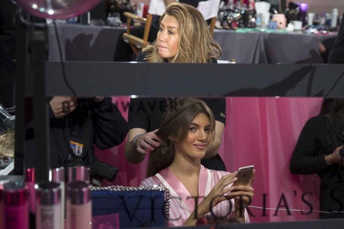 Intip kesibukan model-model seksi Victoria's Secret di ruang ganti
