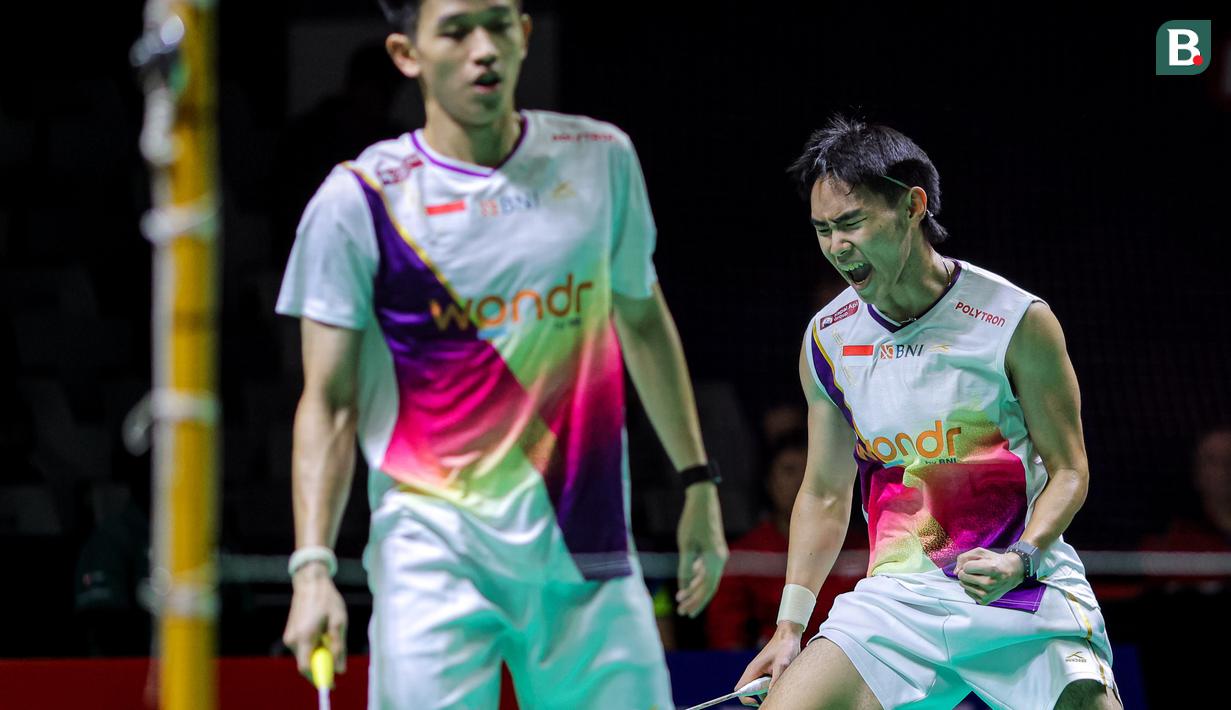 Pebulu tangkis ganda putra Indonesia, Raymond Indra/Nikolaus Joaquin melakukan selebrasi setelah menang atas pasangan Prancis, Eloi Adam/Leo Rossi dalam laga babak 32 besar Indonesia Masters 2026 di Istora, Senayan, Jakarta, Selasa (20/01/2026). (Bola.com/Bagaskara Lazuardi)