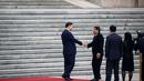 Presiden Xi Jinping menyambut kedatangan Presiden Filipina Rodrigo Duterte di Balai Agung Rakyat Tiongkok, Beijing (20/10). Kunjungan Duterte ke China sendiri terjadi di tengah semakin memburuknya hubungan Filipina dengan AS. (Reuters/Thomas Peter)