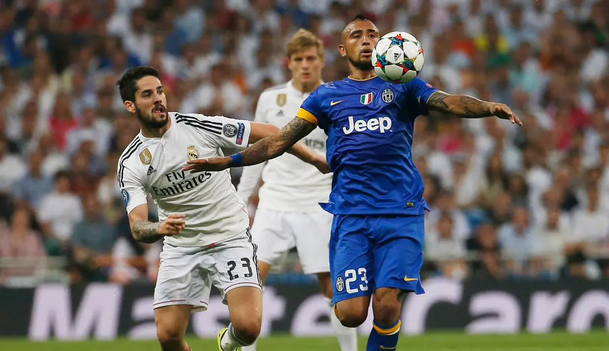 Gelandang Juventus, Arturo Vidal (kanan) mengontrol bola dari kejaran gelandang Real Madrid, Isco saat leg kedua semifinal Liga Champions di Stadion Santiago Bernabeu, Kamis (14/5/2015). Real Madrid bermain imbang 1-1 atas Juventus. (Reuters/Sergio Perez)