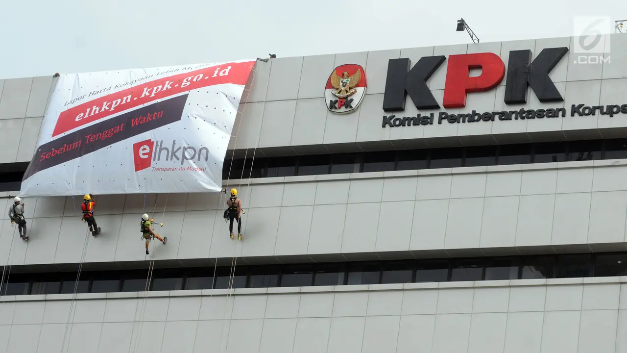 Seruan Lapor Kekayaan, Spanduk Raksasa Dibentangkan di Gedung KPK