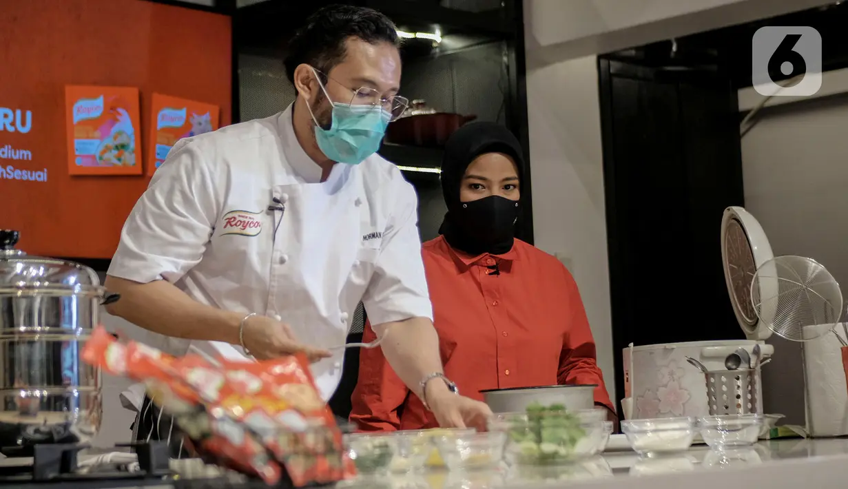 Chef Norman bersama Vokalis band KotaK, Tantri saat membuat hidangan bernutrisi menggunakan bahan-bahan dari daftar "50 Pangan untuk Masa Depan” pada peluncuran Royco Kaldu Ayam dan Sapi di Jakarta, Selasa (26/01/2021). (Liputan6.com/Pool)