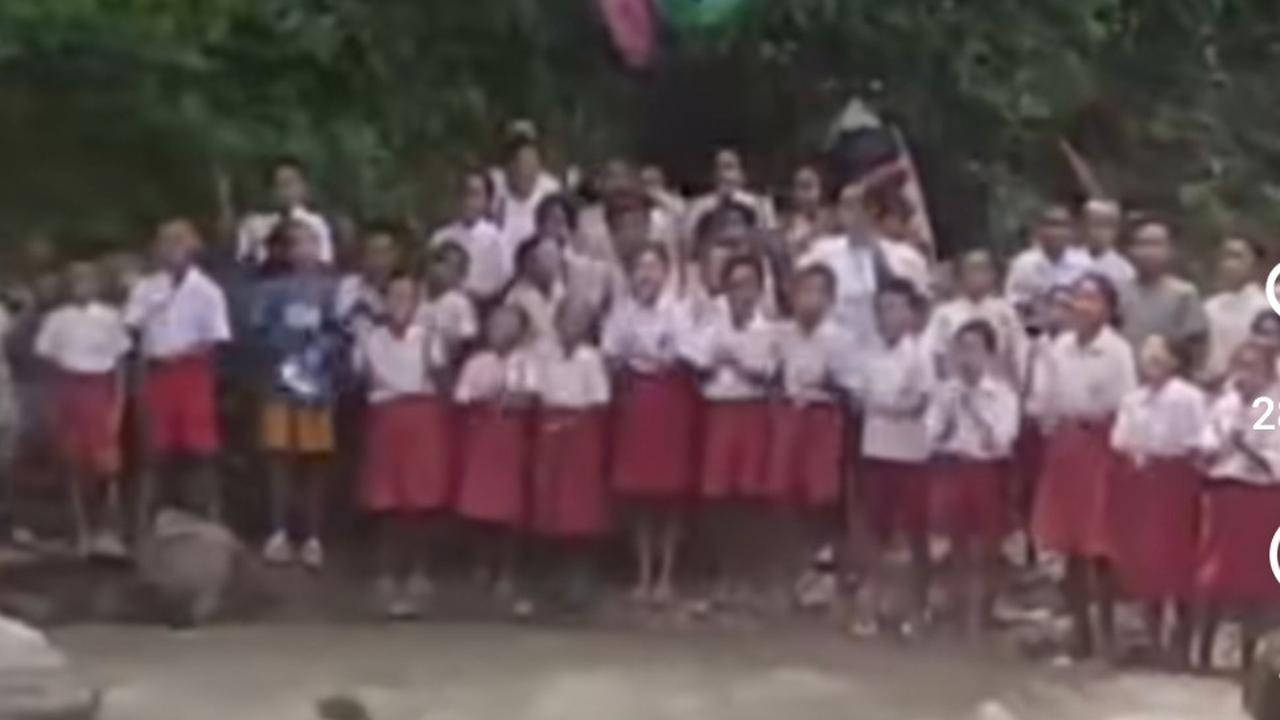 Fakta Video Siswa Semangati Pejabat Seberangi Sungai