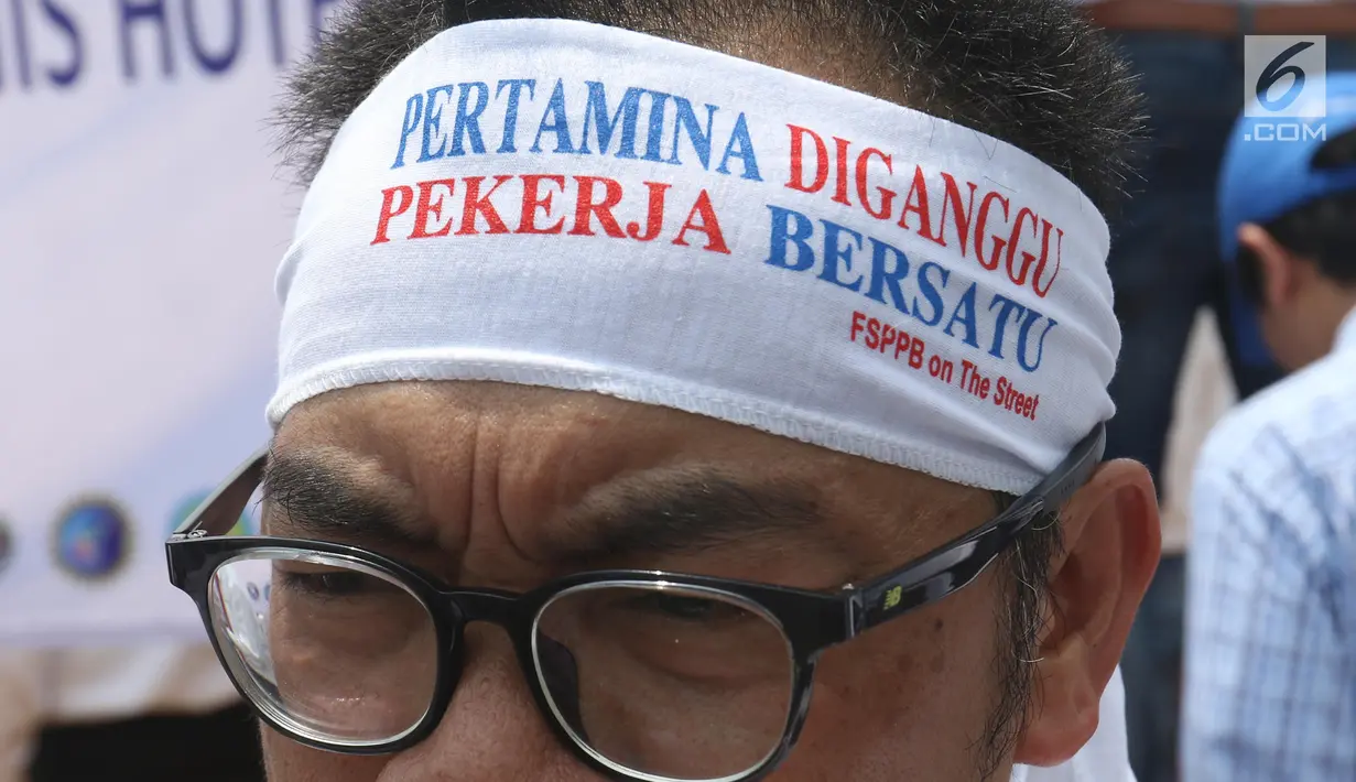 Serikat Pekerja Pertamina mengenakan ikat kepala dalam aksi damai di depan Istana, Jakarta, Selasa (19/2).  Dalam aksinya, mereka mengklaim bahwa harga avtur PT Pertamina (Persero) tidak berpengaruh pada mahalnya tiket pesawat. (Liputan6.com/Angga Yuniar)