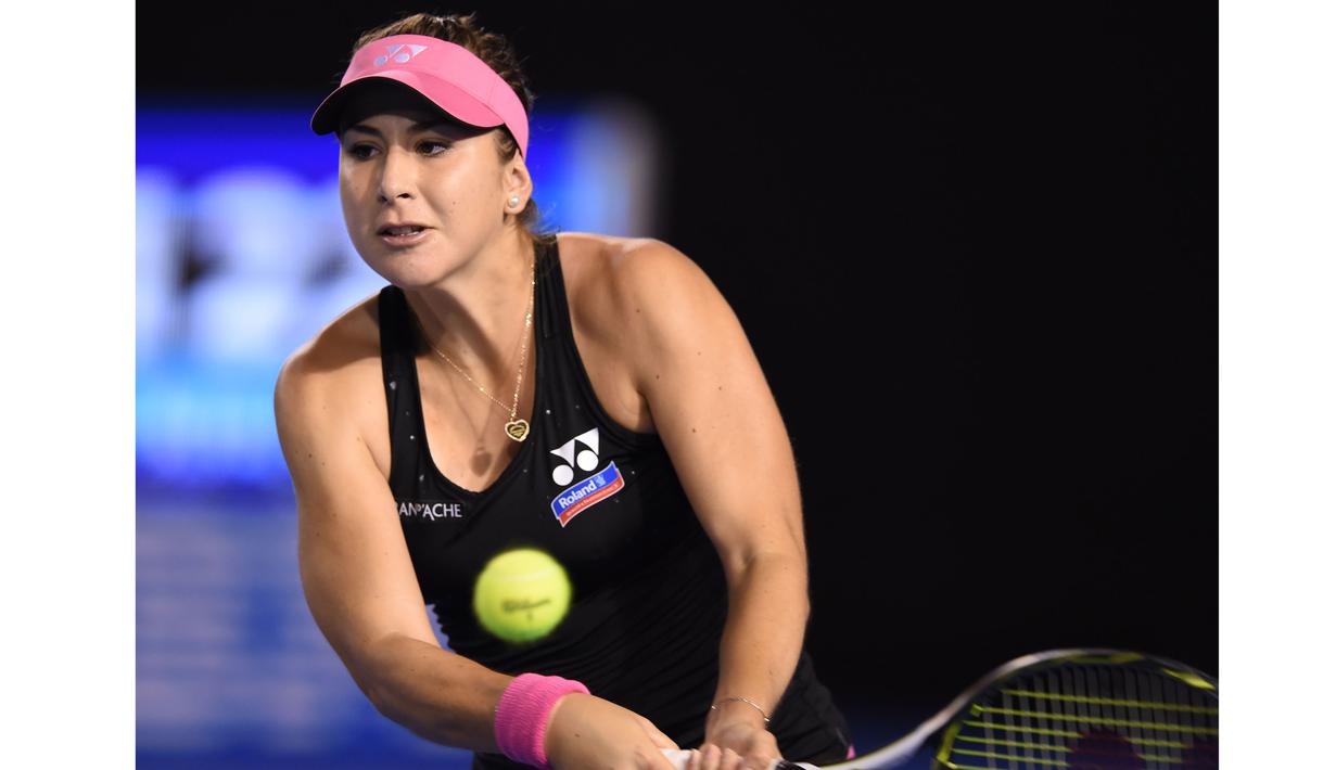 Petenis Swiss, Belinda Bencic saat mengembalikan bola ke arah petenis Ukraina, Kateryna Bondarenko pada hari ke-5 turnamen tenis Australian Open 2016, di Melbourne, Jumat (22/1/2016). (AFP/Greg Wood)