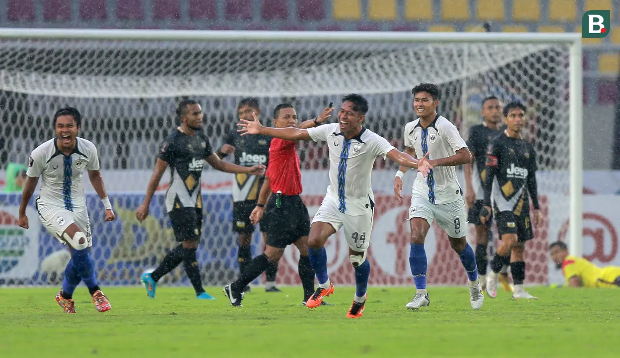 Selebrasi pemain PSIS Semarang, Eka Febri Yogi Setiawan (tengah) setelah mencetak gol penyeimbang 1-1 ke gawang Dewa United FC dalam lanjutan babak penyisihan Grup A Piala Presiden 2022 antara Dewa United FC menghadapi PSIS Semarang di Stadion Manahan, Solo, Jawa Tengah, Jumat (17/6/2022). (Bola.com/Arief Bagus)