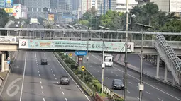 Kendaraan roda empat melintasi tol dalam kota, Jalan Gatot Subroto, Jakarta, Senin (8/2). Libur Tahun Baru Imlek 2567 membuat sejumlah ruas jalan protokol di Jakarta lengang. (Liputan6.com/Faizal Fanani)