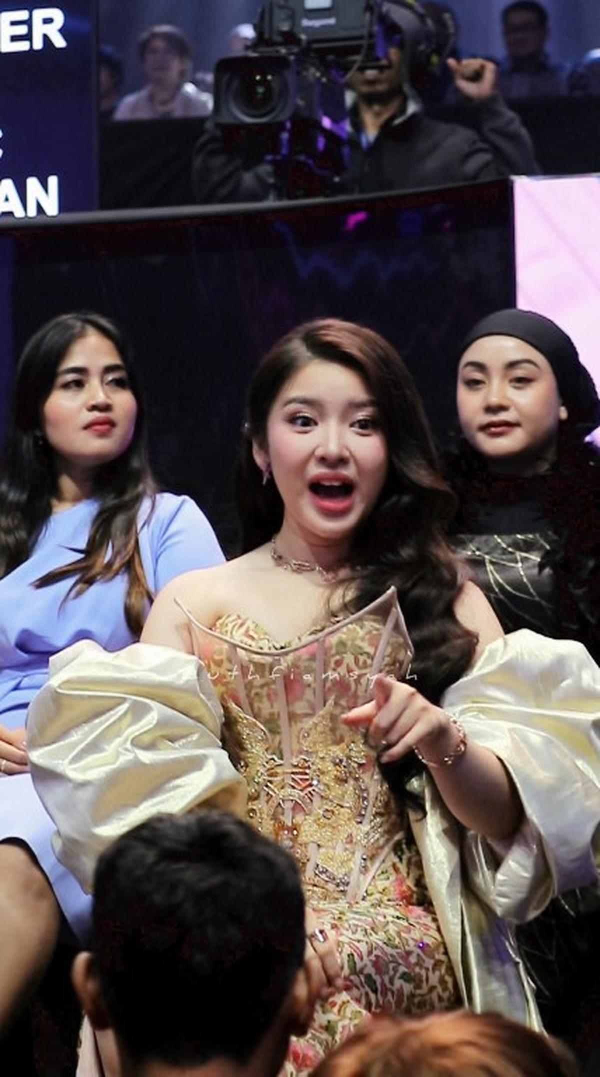 Momen Tiara Andini Tidak Sadar Menang Awards, Terlalu Asyik Ngobrol Bareng Fans - Langsung Bingung