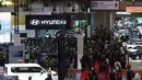 Penyelenggara menargetkan total transaksi sebesar Rp8 triliun sepanjang perhelatan. Tampak dalam foto, pengunjung melihat-lihat mobil yang dipamerkan saat International Motor Show (IIMS) 2026 di JIExpo Kemayoran, Jakarta, Kamis (5/2/2026). (Kapanlagi.com/Budy Santoso)