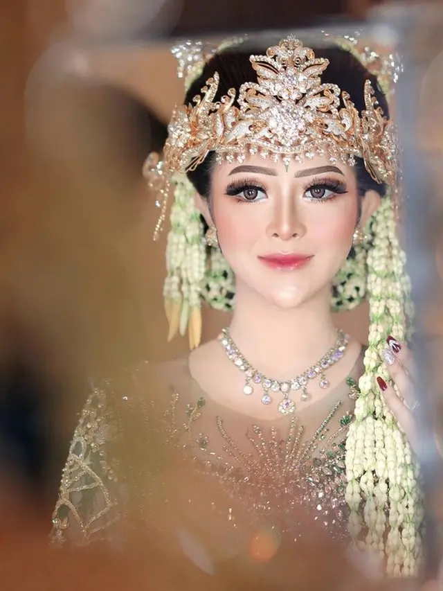 Bella Bonita saat resepsi pernikahan (Instagram/khadijahazzahra_makeup)