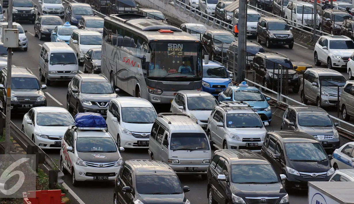 Kondisi kepadatan lalu lintas di Jalan Tol Dalam Kota, Jakarta, Jumat (1/7). Seiring berakhirnya jam kerja, sejumlah pemudik terlihat mulai meninggalkan kota Jakarta menuju kampung halaman. (Liputan6.com/Helmi Fithriansyah)