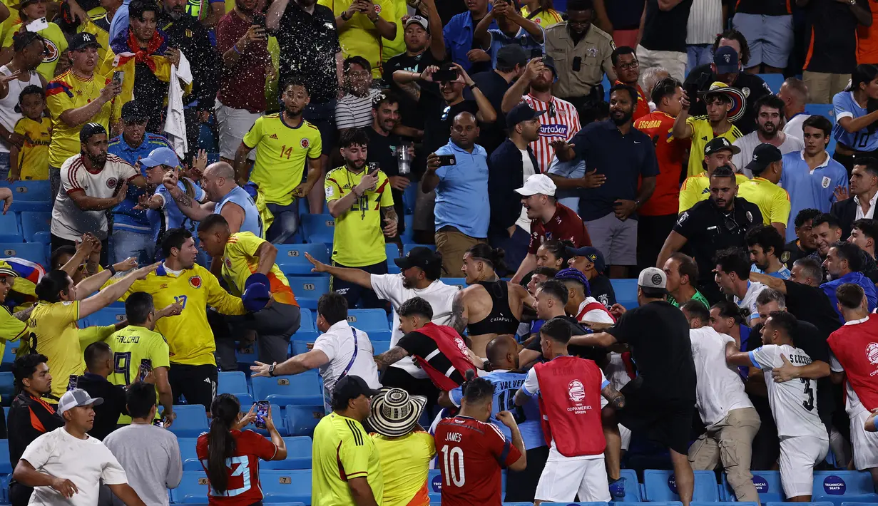 Striker Timnas Uruguay, Darwin Nunez (tengah) bersama rekan setim berusaha menghampiri suporter lawan di atas tribun penonton usai berakhirnya laga semifinal Copa America 2024 di Bank of America Stadium, Charlotte, Amerika Serikat, Kamis (11/7/2024) pagi WIB. (AFP/Getty Images/Tim Nwachukwu)
