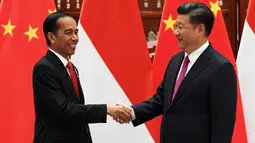Presiden Tiongkok Xi Jin-ping (kanan) menyambut kedatangan Presiden RI Joko Widodo di Hangzhou, Tiongkok, Jumat (2/9). Kunjungan Jokowi untuk menghadiri KTT G20. (REUTERS / Minoru Iwasaki)
